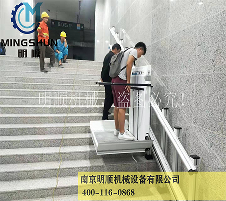 柳州市火车站斜挂式无障碍升降平台