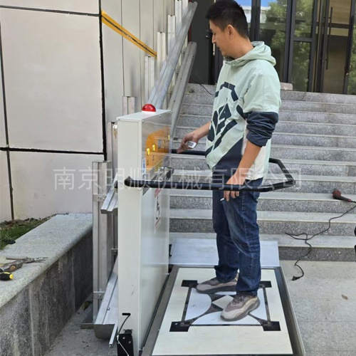 斜挂式升降机
