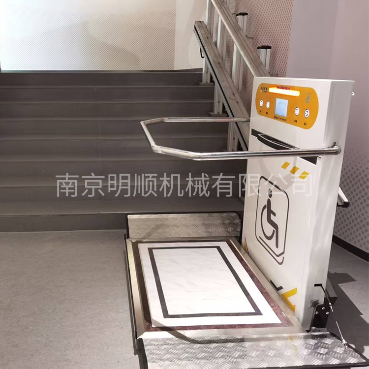 斜挂式提升机