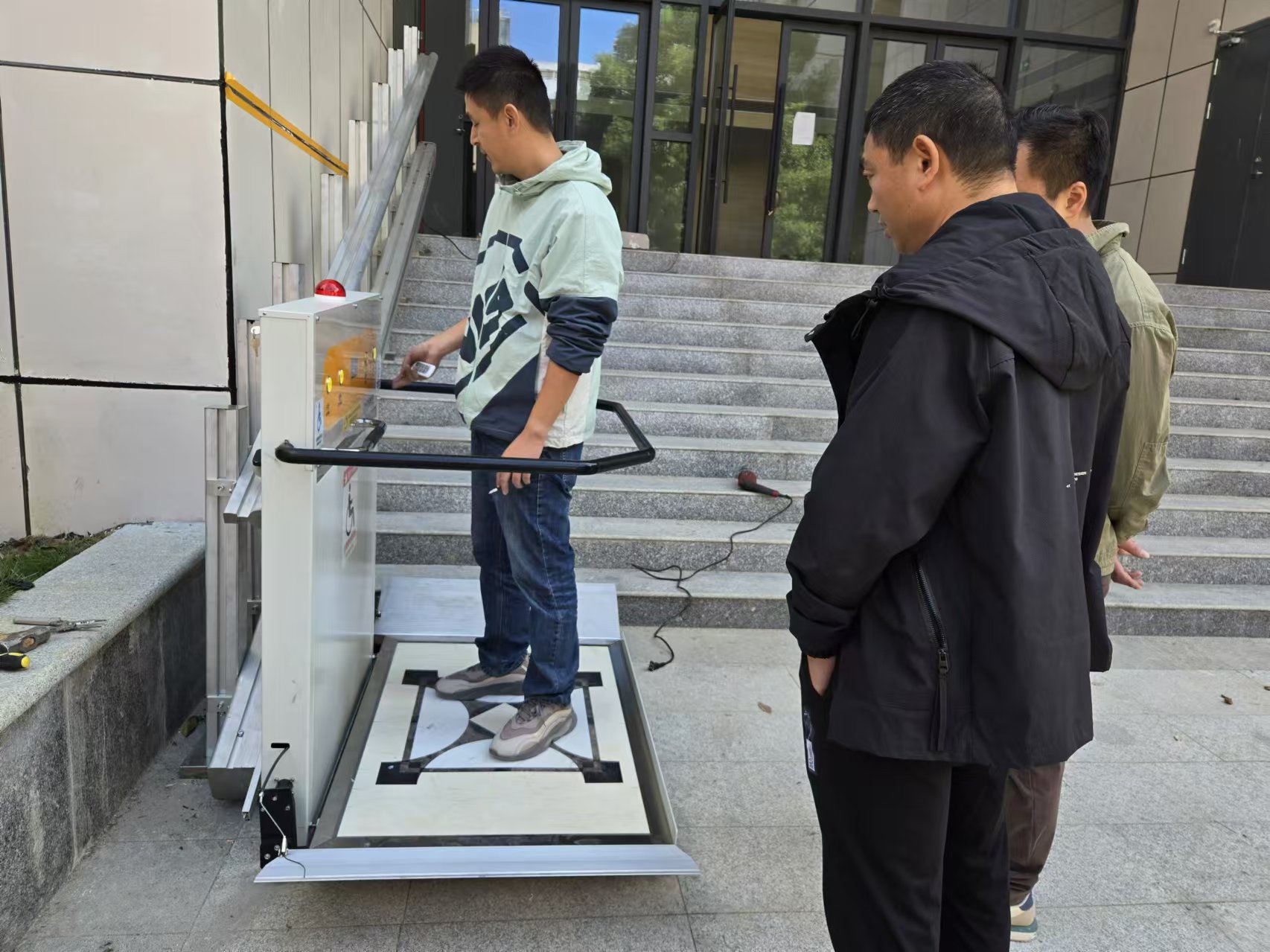 斜挂式升降平台