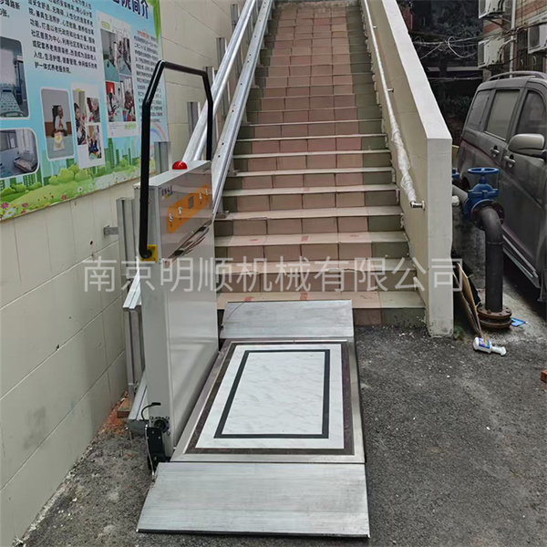 斜挂残疾人升降平台